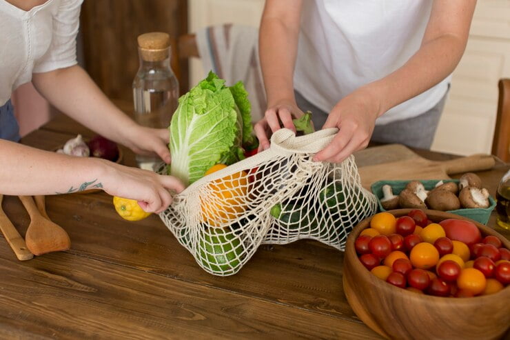mujeres preparando comida sana 23 2149028604
